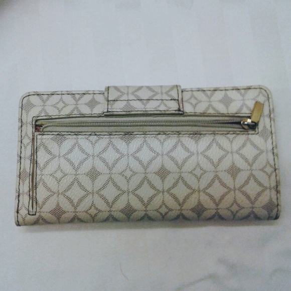 Fossil Sydney Tab Clutch - Picture 2 of 7